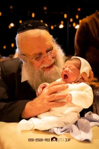 תמונה של תינוק שזה עתה נולד עם גבר