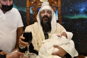 תמונה של תינוק שזה עתה נולד עם גבר
