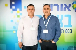 2 אנשים עומדים